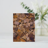 Carte Postale Bois de chauffage rustique cabine bois  écorce mot (Debout devant)