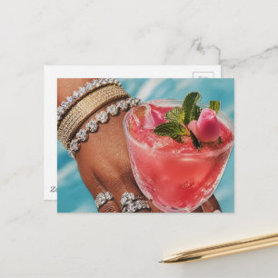 Carte Postale Boisson à la rose et main avec de nombreux bijoux