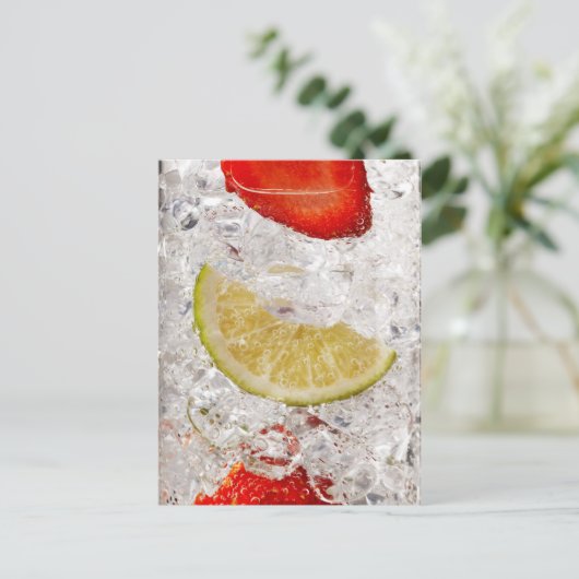 Carte Postale Boisson de chaux de fraise (Debout devant)