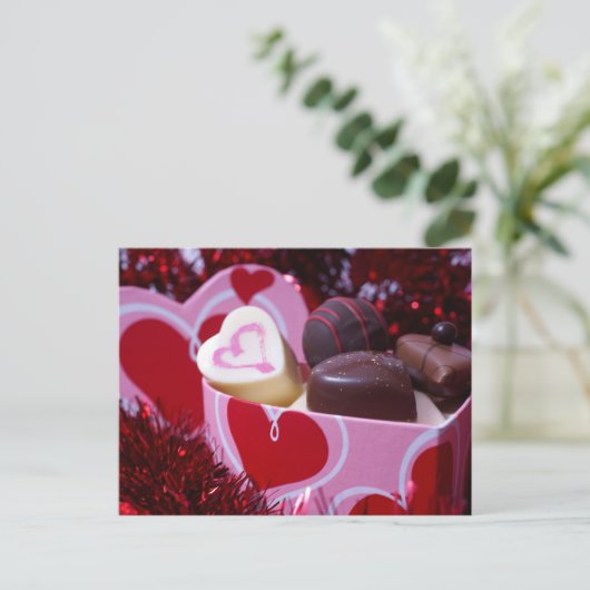 Carte Postale Boîte à chocolat (Debout devant)