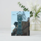 Carte Postale Bonjour de... Fargo, ND (Debout devant)