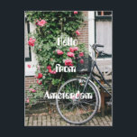 Carte Postale Bonjour depuis Amsterdam<br><div class="desc">Photo d'un mur recouvert de fleurs et d'un vélo.
Mots "Bonjour d'Amsterdam"</div>