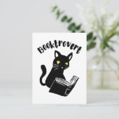 Carte Postale Booktrovert chat avec livre (Debout devant)