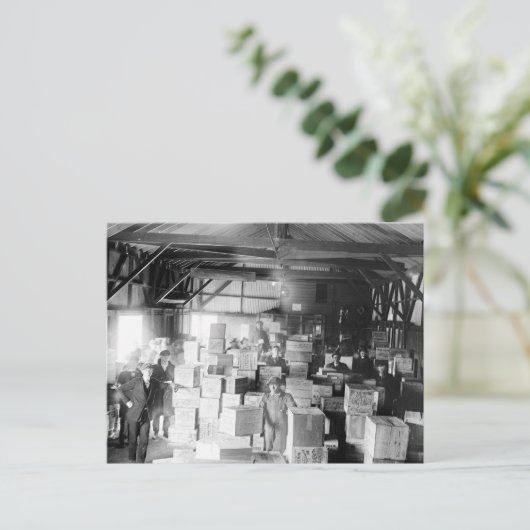 Carte Postale Bootleg Whiskey Warehouse, 1920 (Debout devant)