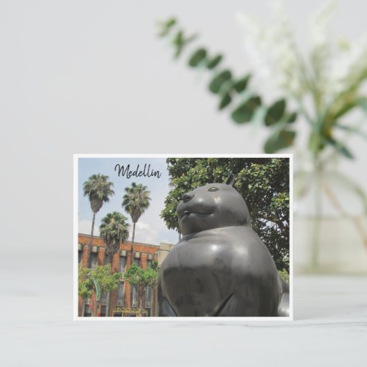 Carte Postale botero (Debout devant)