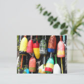 Carte Postale Bouées de pêche - Maine (Debout devant)