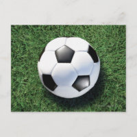 Boule de football sur herbe verte, gros plan