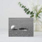 Carte Postale Boule de golf à côté du trou (Debout devant)