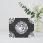 Carte Postale boule disco argent (Debout devant)