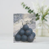 Carte Postale Boules en canon empilées (Debout devant)