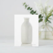 Carte Postale Bouteille à lait sur l'arrière - plan blanc (Debout devant)