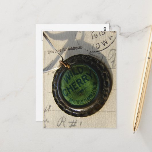 Carte Postale Bouteille de cerisier sauvage Collier Casquette St (Devant/Arrière en situation)
