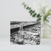 CARTE POSTALE BOUTEILLE SUR LA PISTE DU TRAIN (Debout devant)