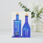 Carte Postale Bouteilles en verre bleu (Debout devant)