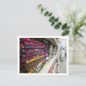 Carte Postale Boutique textile, Abuja (Debout devant)