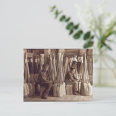 Carte Postale Boys Packing Brooms, 1908 (Debout devant)