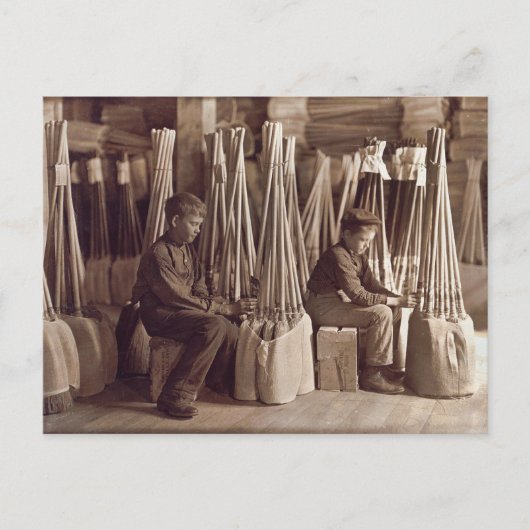 Carte Postale Boys Packing Brooms, 1908 (Devant)