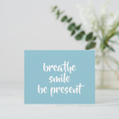 Carte Postale Breathe Smile Be Present Aqua Affirmation Citation (Debout devant)