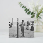 Carte Postale Brighton Beach Lifeguard, début des années 1900 (Debout devant)