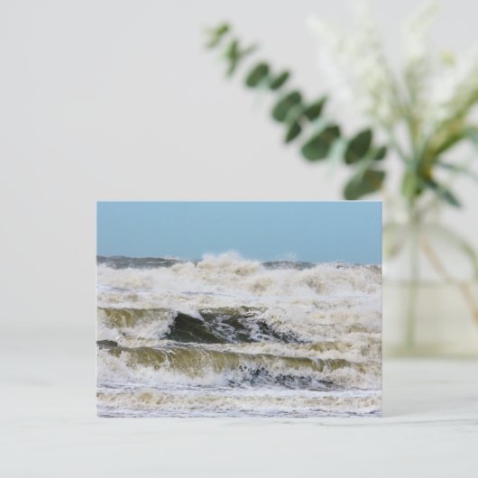 Carte Postale Briser les vagues. (Debout devant)