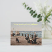 Carte Postale bronzette vintage sur la plage (Debout devant)