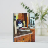 Carte Postale Brosse à raser et boîte à peignes (Debout devant)