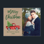 Carte Postale Brosse Kraft Script Camion Couple photo Noël<br><div class="desc">Kraft Green Brush Script Watercolor Camion rouge Vintage avec arbre de Noël - Joyeux Noël Couple Photo Carte postale</div>