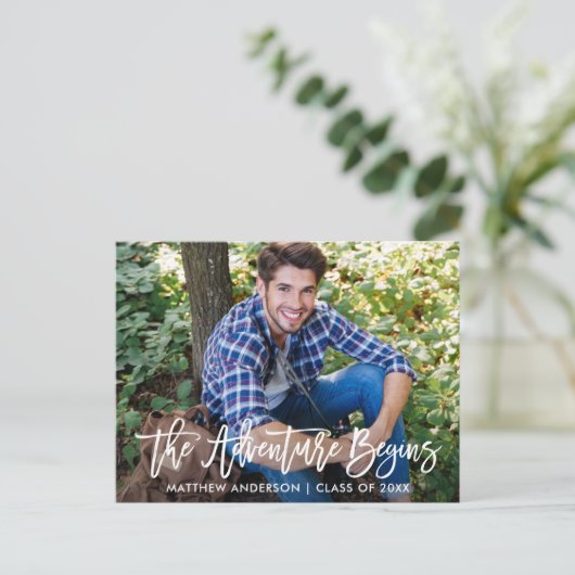 Carte Postale Brosse moderne Script Aventure commence la graduat (Debout devant)