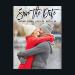 Carte Postale Brosse moderne Script Couple Photo B Enregistrer L<br><div class="desc">Brosse moderne Script Enregistrer la date Fiançailles Photo Carte postale</div>