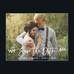 Carte Postale Brosse moderne Script Feuille Photo Enregistrer la<br><div class="desc">Script de pinceau moderne Enregistrer la date Fiançailles Couple Photo Carte postale - Script blanc avec Feuille</div>