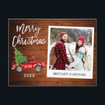 Carte Postale Brosse Script Camion Photo instantanée Bois Noël<br><div class="desc">Script de brosse moderne,  Aquarelle Vintage Camion rouge avec arbre de Noël,  Caméra instantanée Style Photo Joyeux Carte postale de Noël - Bois rustique</div>