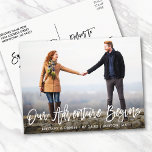 Carte Postale Brosse Script Enregistrer La Date Aventure Photo<br><div class="desc">Notre Aventure Commence,  Enregistrer La Date Moderne Brush Script Fiançailles Couple Photo Carte Postale</div>
