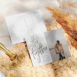 Carte Postale Brossé Silver Mieux Ensemble Enregistrer La Date P<br><div class="desc">Créez votre propre sauvegarde des cartes de date! Ce design présente "meilleur ensemble" en fausse calligraphie argentée avec vos noms et date mariage en simple typographie. Votre photo de fiançailles personnalisée apparaît à droite. Cliquez sur "Personnalisez ce modèle" pour changer les détails à votre place ! N'hésitez pas à me...</div>