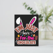 Carte Postale Bunny de Pâques Je suis juste ici pour le chocolat (Debout devant)