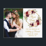 Carte Postale Burgundy Floral Wreath Gold Enregistrer la date Ph<br><div class="desc">Aquarelle Bourgogne Marsala Floral Wreath Gold Enregistrer La Date Photo Fiançailles Carte Postale</div>