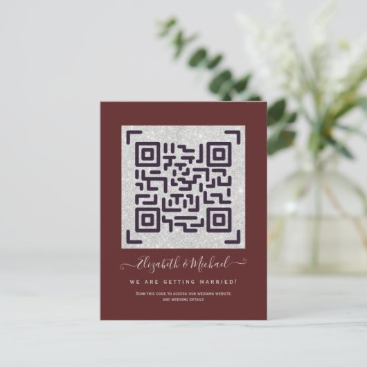 Carte Postale BURGUNDY QR SCANNING CODE Mariage Détails du site  (Debout devant)