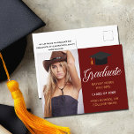 Carte Postale Burgundy Red Graduation Photo Chic 2023 Graduate<br><div class="desc">Une carte postale de faire-part sur mesure et élégante en rouge bordeaux et or pour un lycée, un collège ou une université de la classe de 2022. Customisez ces cartes postales marrons avec votre nom d'école et classe de graduation sous la belle calligraphie pour une carte postale élégante personnalisée avec...</div>