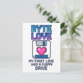 Carte Postale Byte Love : My first love had a floppy drive (Debout devant)