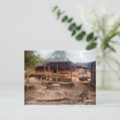 Carte Postale Cabane de village rural en bois avec animaux, Laos (Debout devant)