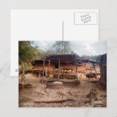 Carte Postale Cabane de village rural en bois avec animaux, Laos (Devant / Derrière)