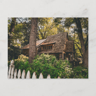 Carte Postale Cabane en bois rustique dans la forêt avec une clô