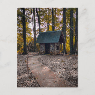 Carte Postale Cabane rustique en forêt avec chemin de pierre