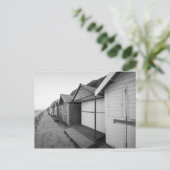 Carte postale cabanes de plage en noir et blanc (Debout devant)