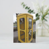 Carte Postale Cabine téléphonique jaune (Debout devant)