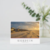 Carte Postale Cabines de plage au coucher du soleil sur la côte  (Debout devant)