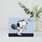 Carte Postale cacahuètes | Snoopy Joue Au Tennis (Debout devant)