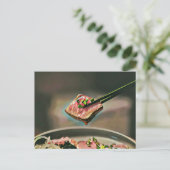 Carte Postale cadeau sushi cool (Debout devant)