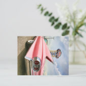 Carte Postale Cadillac rose 1962 (Debout devant)