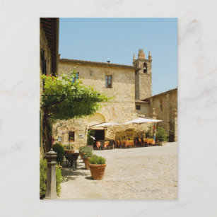 Carte Postale Café en trottoir à côté d'une église, romane