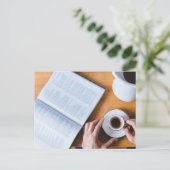 Carte Postale Café et livre ; Dimanche Lazy (Debout devant)